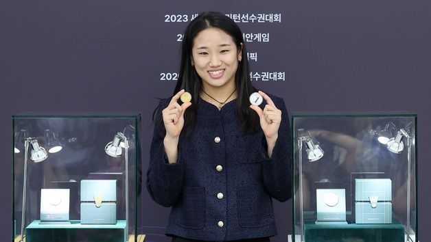 공식 기념메달 든 안세영
