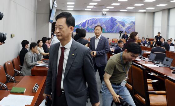 운영위 퇴장하는 국민의힘