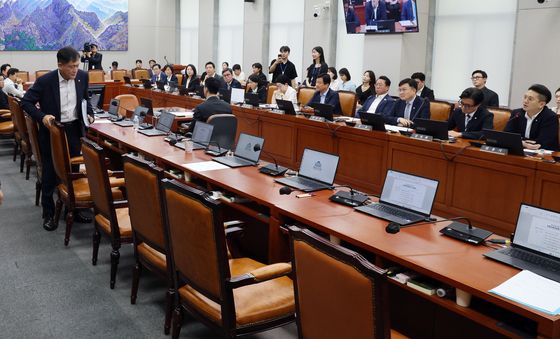 野, 국회법 개정안 처리 반발하며 퇴장