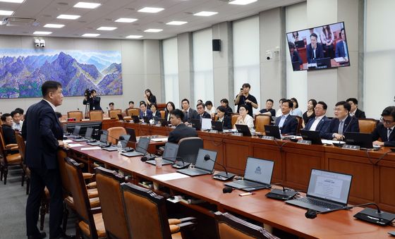 野, 국회법 개정안 처리 반발하며 퇴장