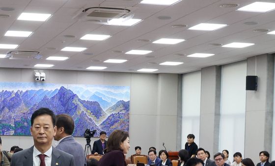 국회 운영위 법안처리에 반발하며 퇴장하는 국민의힘