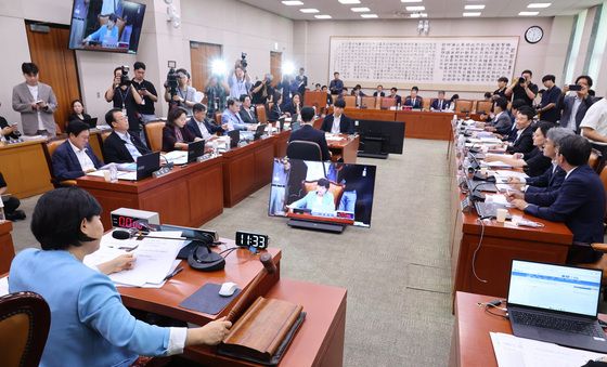 형사소송법 안건조정위 회부하는 서영교 위원장