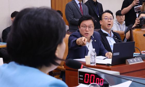 형사소송법 항의하는 박형수 간사