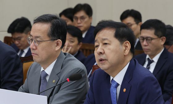 질의에 답하는 구윤철 부총리