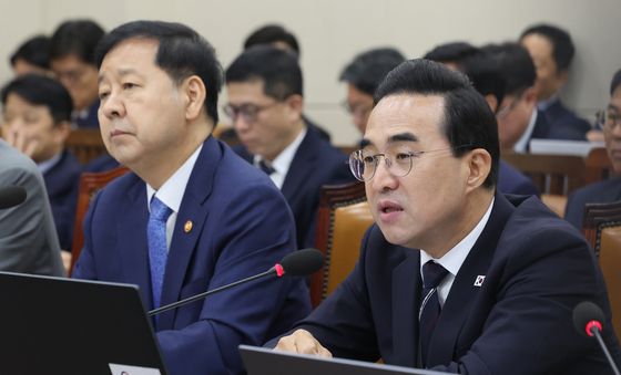 질의에 답하는 박홍근 장관