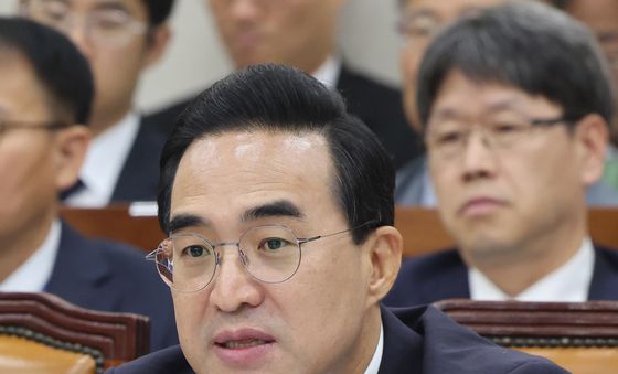 답변하는 박홍근 장관