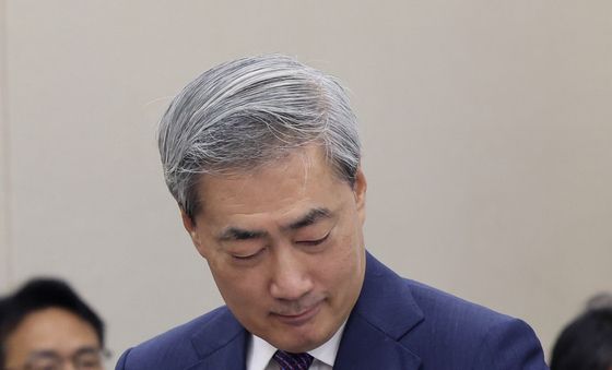 자리로 향하는 신현송 총재