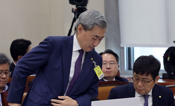 자리로 향하는 신현송 총재