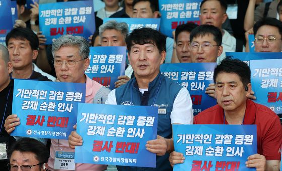 구호 외치는 민관기 경찰직협 위원장