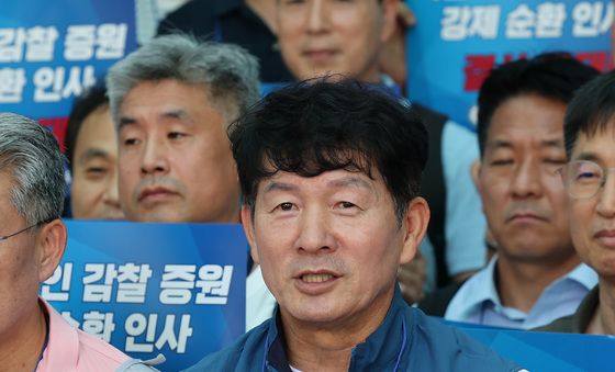 피켓 든 민관기 경찰직협 위원장