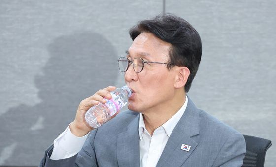 목 축이는 김민석