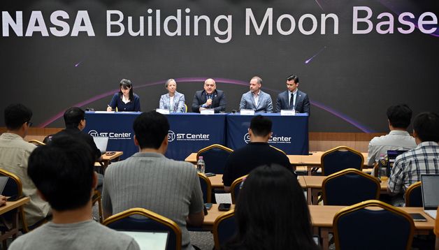 발언 중인 美 나사 문베이스 프로그램 총괄 책임자