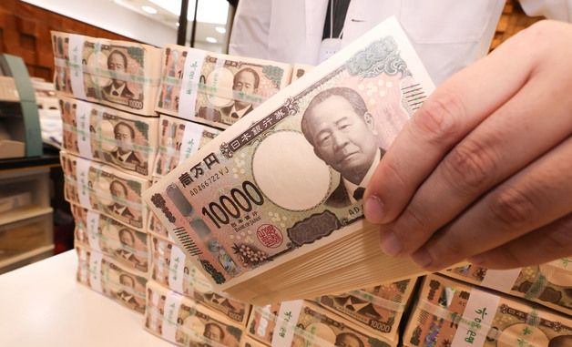 100엔당 800원대 엔화…환전 규모 1년 7개월 만에 최대