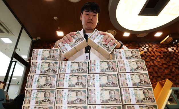 100엔당 800원대 엔화…환전 규모 1년 7개월 만에 최대