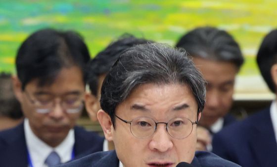 질의에 답하는 이억원 금융위원장