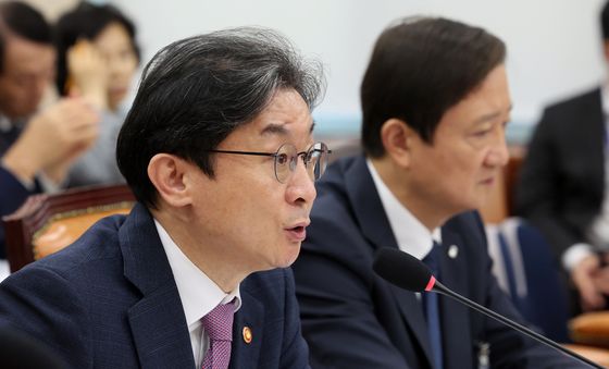 답변하는 이억원 금융위원장