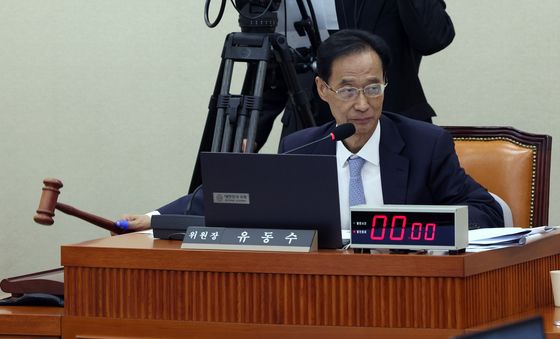 의사봉 두드리는 유동수 정무위원장