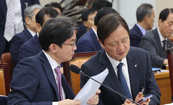 대화 나누는 이억원·이찬진