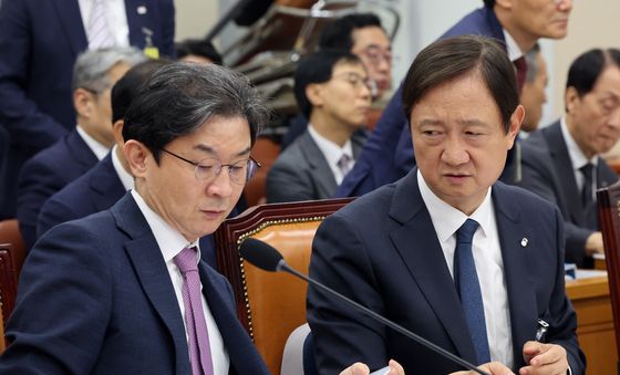 금감원장과 대화 나누는 금융위원장