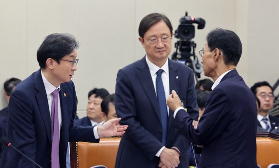 국회 정무위원장과 대화 나누는 이억원·이찬진
