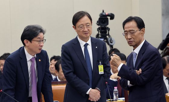 국회 정무위원장과 대화 나누는 이억원·이찬진