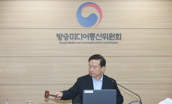 전체회의 주재하는 김종철 방미통위원장