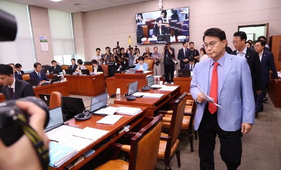 법사위 참석하는 윤상현 의원