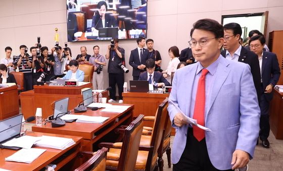 법사위 참석하는 국민의힘 의원들