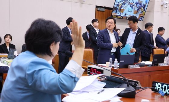 법사위 퇴장하는 국민의힘