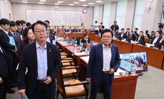 형사소송법 개정안 처리 앞두고 퇴장하는 국민의힘