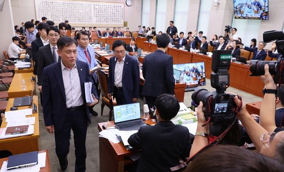 형사소송법 개정안 처리 앞두고 퇴장하는 국민의힘