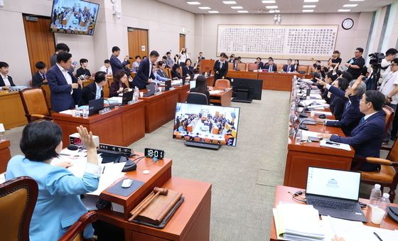 퇴장 준비하는 국민의힘