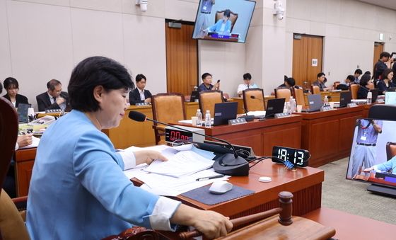 의사봉 두드리는 서영교 위원장