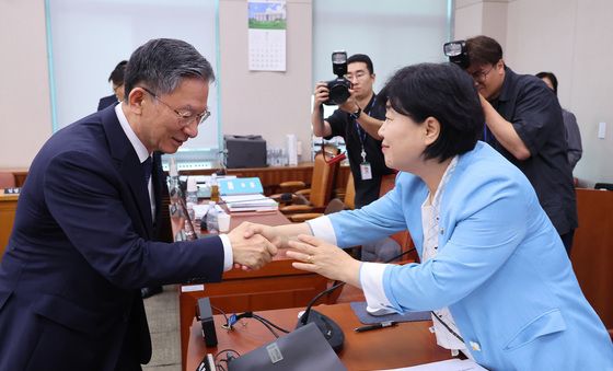 '형소법 개정안 통과' 인사하는 서영교·정성호