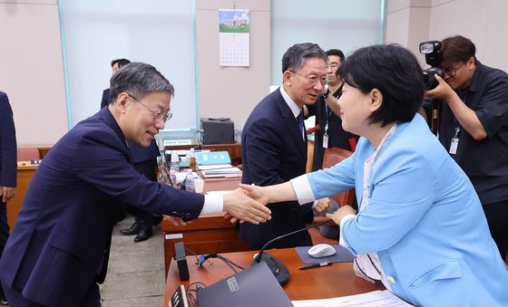 법무장관·법원행정처장과 인사하는 서영교 위원장