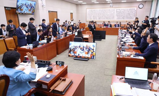 형삿소송법 처리에 퇴장하는 국민의힘