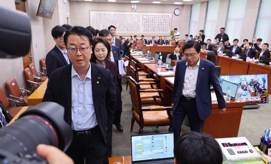 법사위 퇴장하는 국민의힘