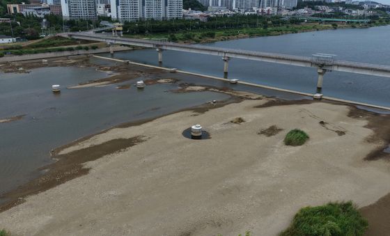바닥 드러낸 형산강