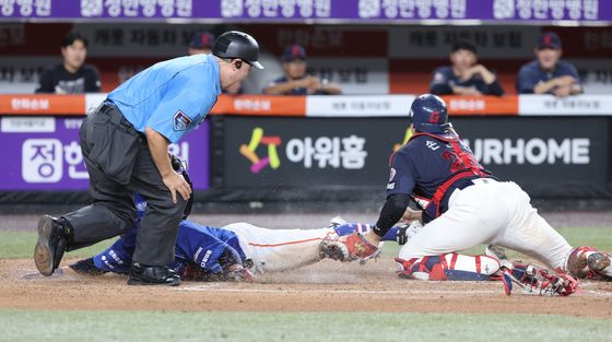 홈 슬라이딩 득점하는 김태연