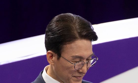 자료 살펴보는 김민석