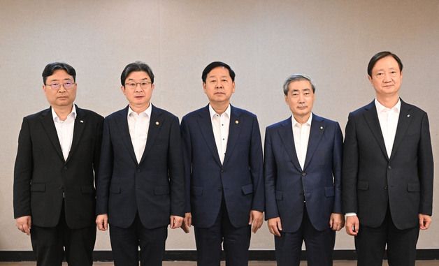 한 자리에 모인 경제 수장들