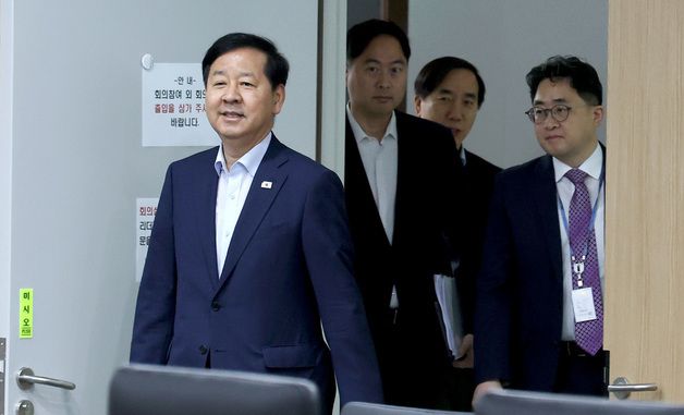 비상경제본부 희의 겸 경제관계장관회의 참석하는 구윤철 부총리