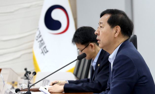 비상경제본부 희의 겸 경제관계장관회의 발언하는 구윤철 부총리