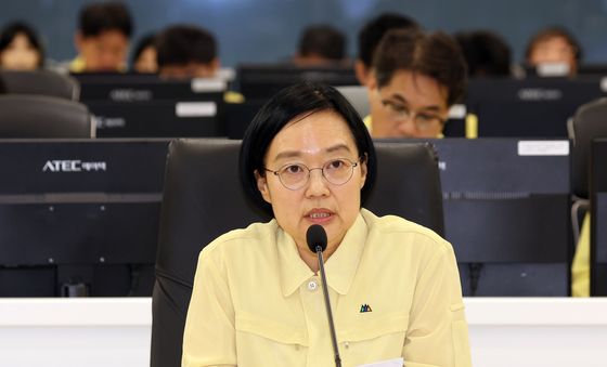 한성숙 총리, 홍수 대응 상황실 찾아 장마 대비 점검
