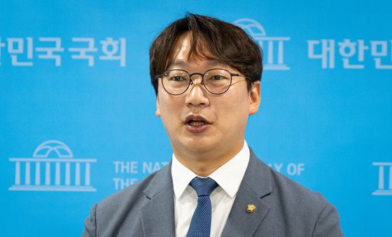 정년 연장 관련 기자회견하는 모경종 의원