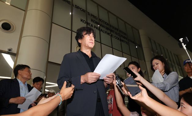 취재진 질문 답하는 김동연 배재학당 총동창회장
