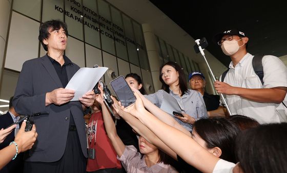 취재진 질문에 답하는 김동연 배재학당 총동창회장
