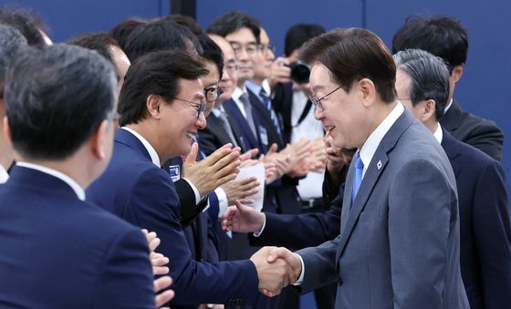 전재수 부산시장과 인사 나누는 이재명 대통령