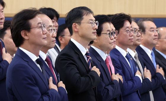 국민의례하는 영남권 지자체장들