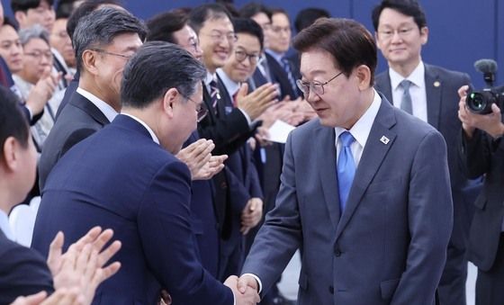 장재훈 부회장과 악수하는 이재명 대통령